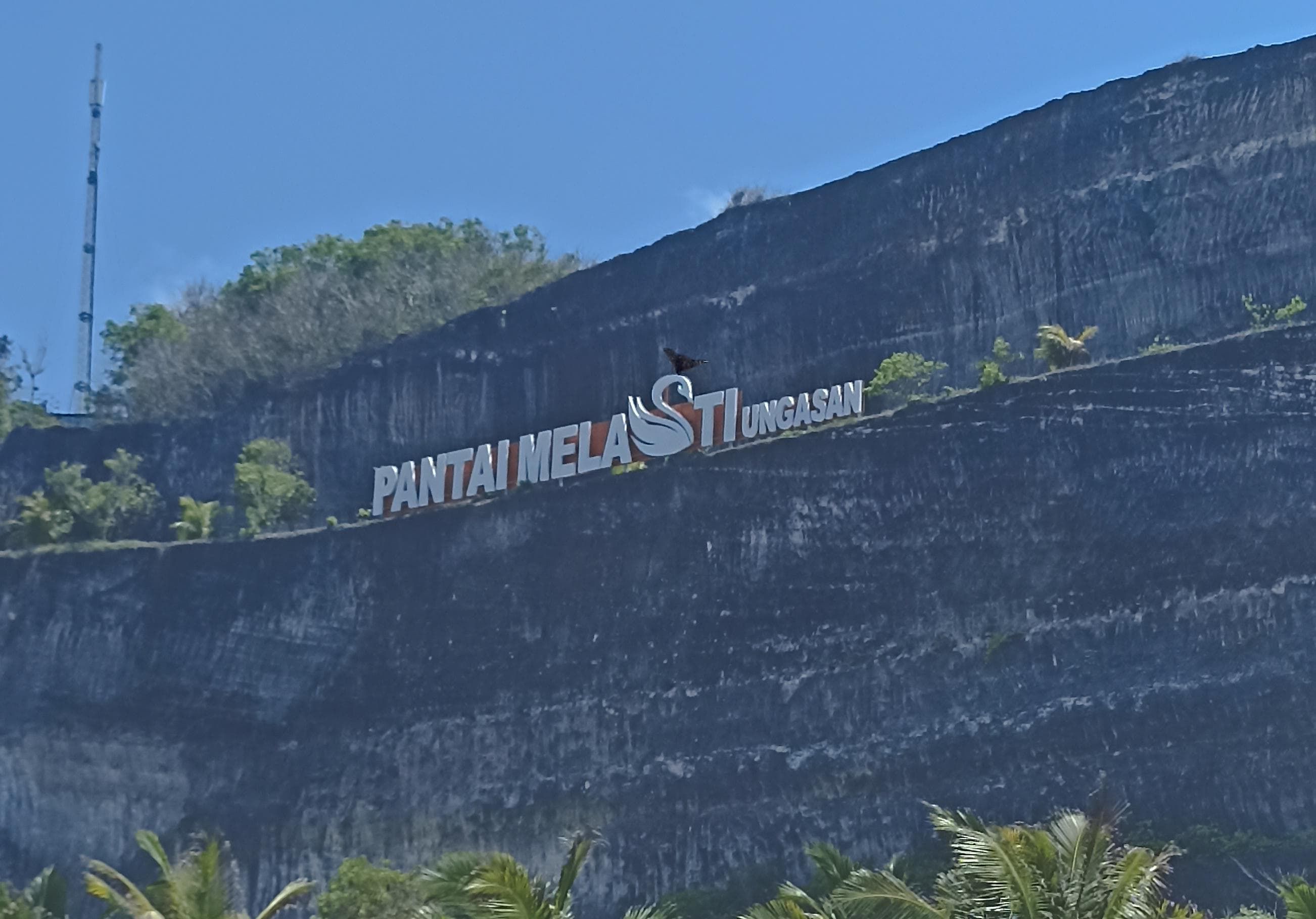 Pantai Melasti, Petualangan Alam yang Menakjubkan dengan Rute yang Mudah!