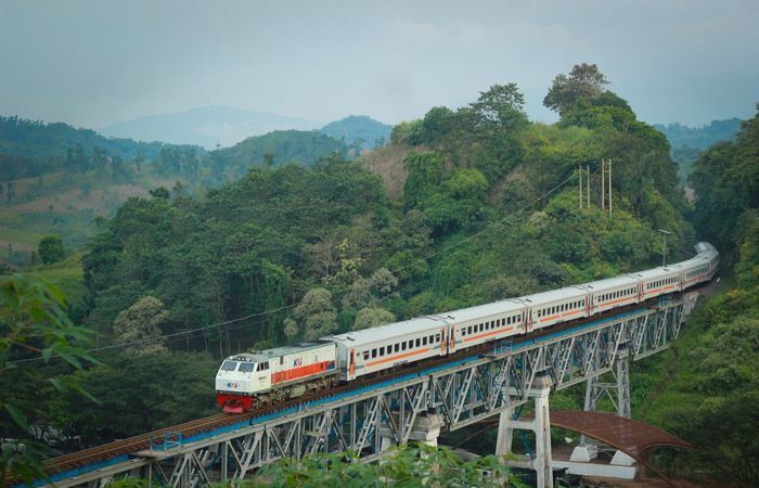 Hemat dan Seru! Petualangan Naik Kereta Api Surabaya-Bandung Cuma Rp100 Ribu