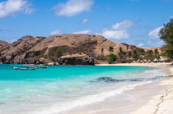 Menikmati Keindahan Pantai Tanjung Aan di Lombok NTB yang Wajib Dikunjungi
