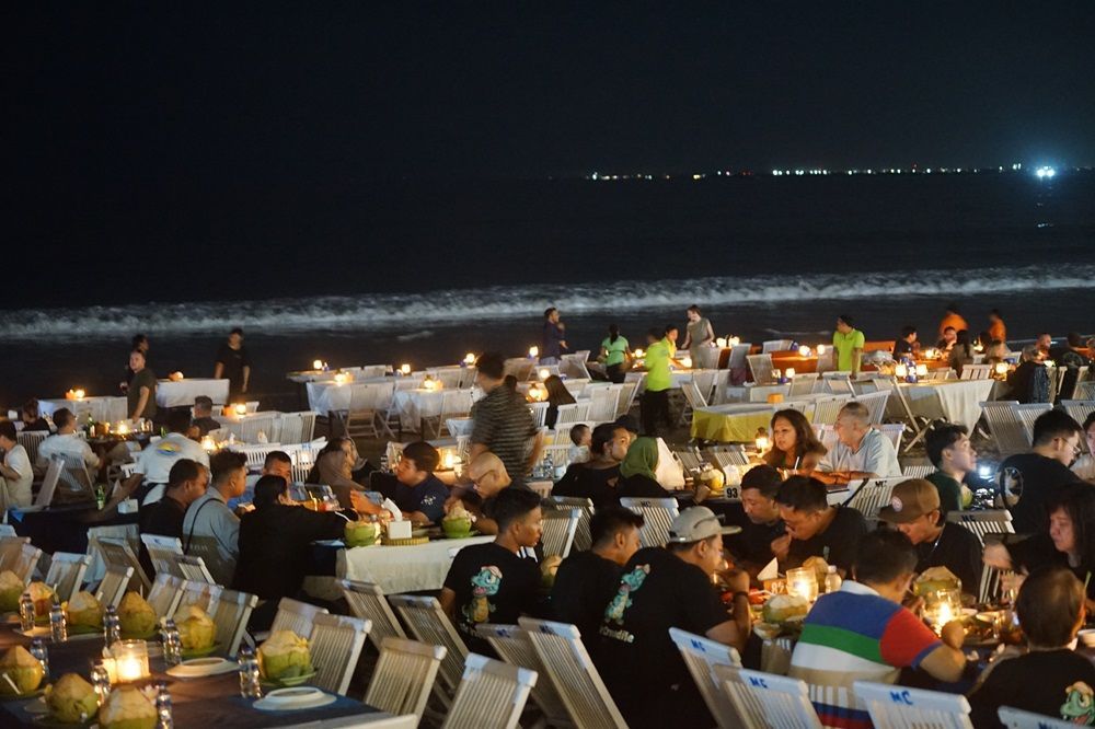 Tips Biar Nggak Kehabisan Tempat Buat Nikmati Seafood Enak di Pantai Jimbaran Bali