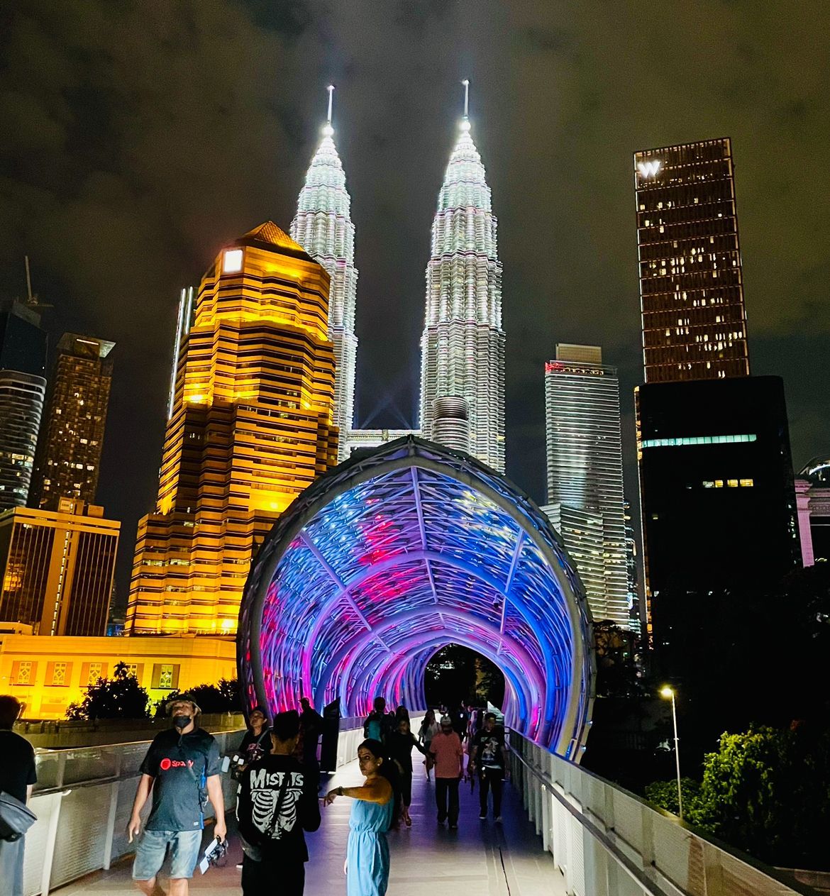 Saloma Bridge: Ikon Baru Kuala Lumpur dengan Kilauan Warna-warni Lampu yang Instagramable