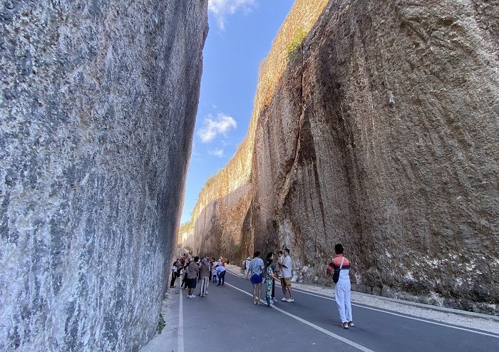 Tebing Batu Kapur, Akses Jalan Menuju Pantai Pandawa Jadi Spot Foto Favorit Wisatawan