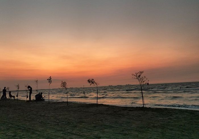 Menikmati Sunset di Pantai Tirang, Tempat Pelarian dari Hiruk Pikuk Kota Semarang