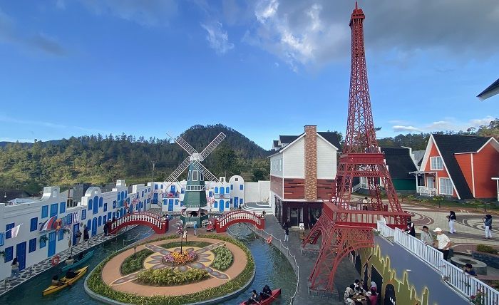 Berfoto di Menara Eiffel Tanpa Ribet Ngurus Passport di Kampoeng Eropa Malino, Yuk Coba di Gowa