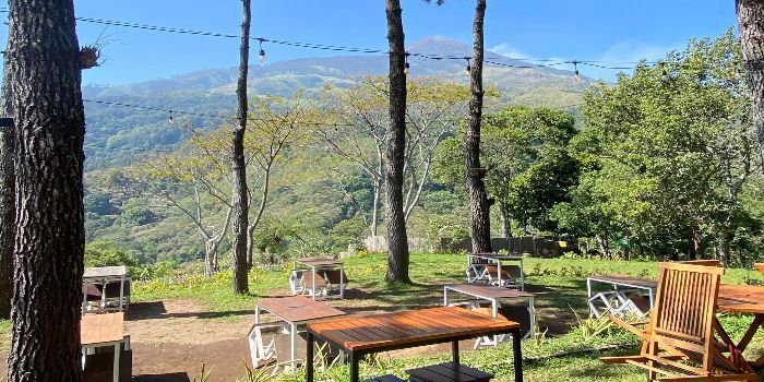 Menikmati Pemandangan Gunung dan Awan di Aone Trawas
