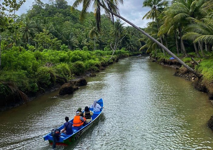 Menjelajah Pesona Hiddem Gem Kali Cokel di Pacitan, Berswa foto Berlatar Sungai yang Indah