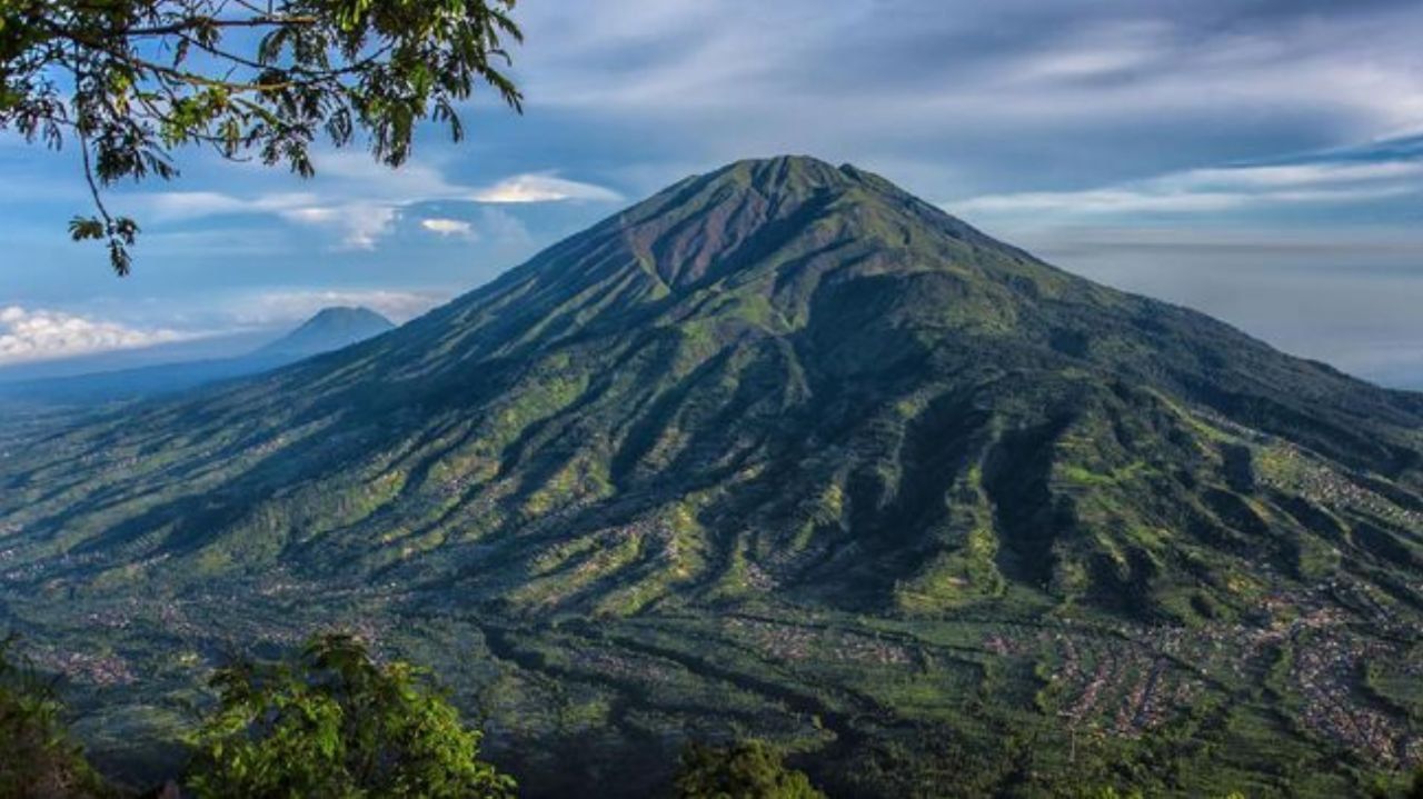 6 Gunung di Jawa Barat dengan Jalur Pendakian Mudah untuk Pemula