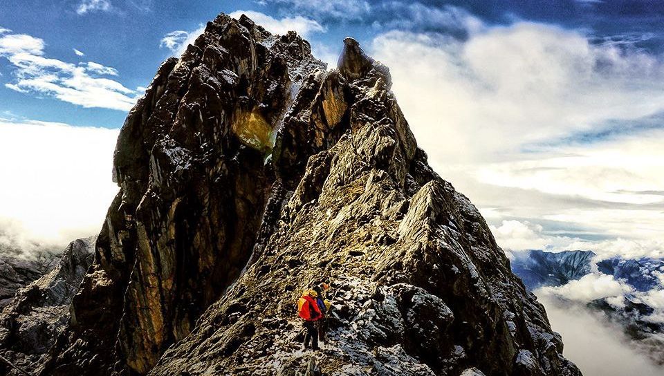 6 Gunung Paling Sulit Didaki di Indonesia untuk Pendaki Profesional