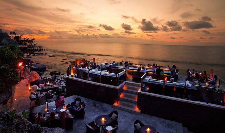 Pesona Restoran dengan View Pantai yang Indah di Rock Bar Bali