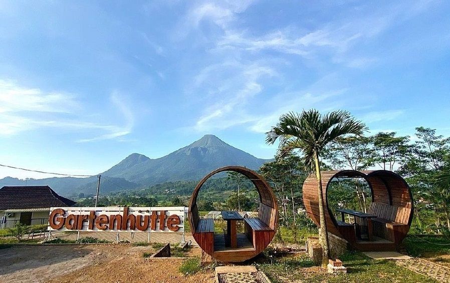 Nongkrong Instagramable dengan View Gunung Penanggungan di Gartenhutte Trawas