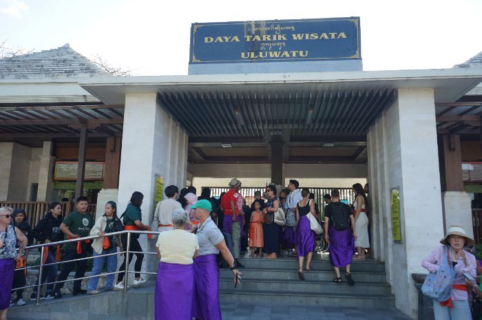 Hormati Budaya Bali, Ini Alasan Penting Memakai Sarung dan Selendang di Pura Uluwatu Bali