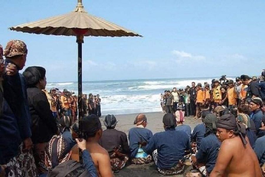 Pengemasan Sedekah Laut di Pantai Parangkusumo sebagai Atraksi Daya Tarik Wisatawan