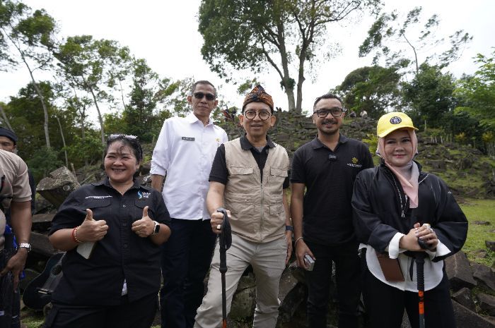 Menteri dan Wamen Kebudayaan Tinjau Langsung Situs Gunung Padang Terbesar di Indonesia