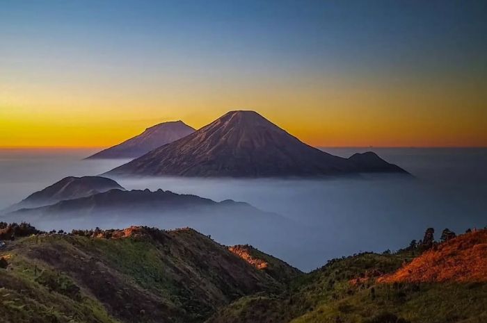 5 Gunung dengan Jalur Pendakian Paling Ramah Bagi Pemula, Gak Perlu Takut Tersesat!
