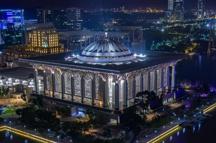 Masjid Besi Malaysia, Destinasi Wisata Religi dengan Sentuhan Modern yang Memukau