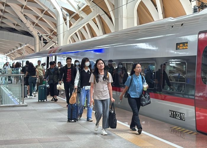 Kereta Cepat Whoosh Membludak saat Liburan, Ribuan Penumpang Serbu Stasiun!
