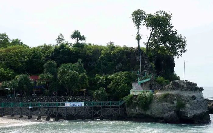 Menikmati Keindahan Pantai Dato di Majene, dengan Pasir Putih dan Karang Besar 