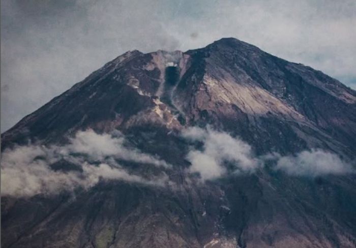 Gunung Semeru Erupsi Tiga Kali dalam Sehari, Wisatawan Wajib Patuhi Himbauan!