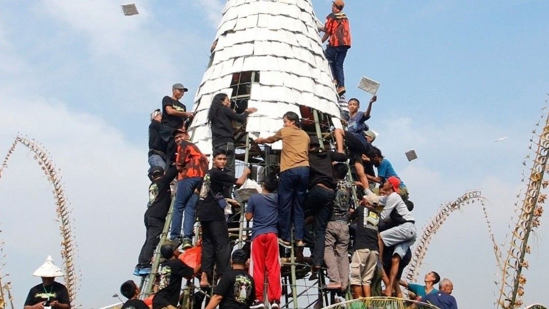 Tempe 9 Meter di Ruwat Desa Sedenganmijen: Simbol Kesederhanaan dan Kekuatan Rakyat