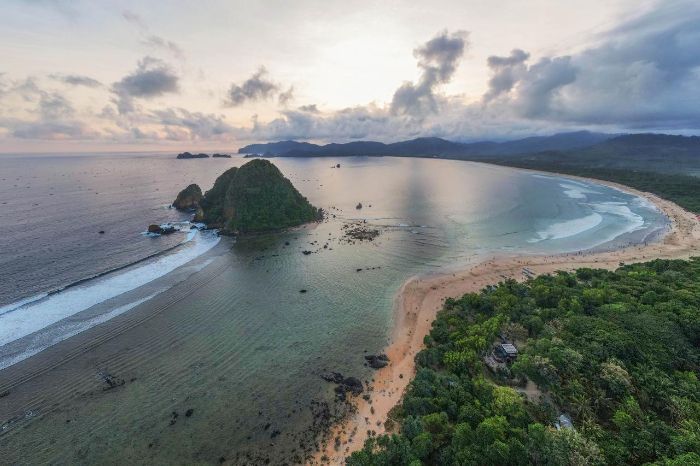 9 Pantai Terbaik di Banyuwangi, Cocok untuk Liburan Keluarga hingga Surfing