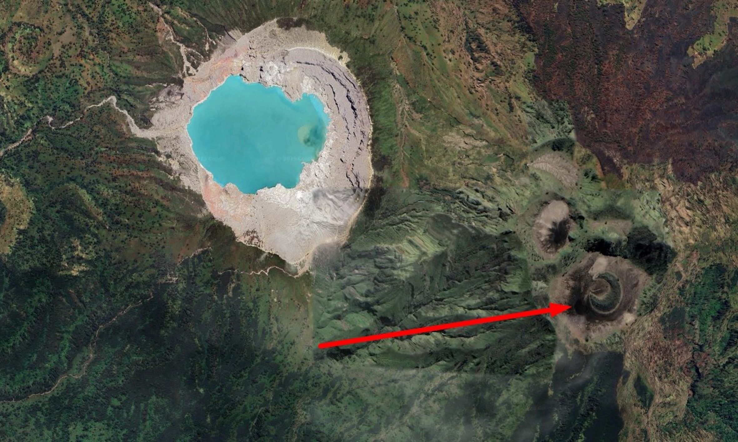 Misteri Kawah Bulan Sabit Banyuwangi: Surga Tersembunyi di Balik Kawah Ijen