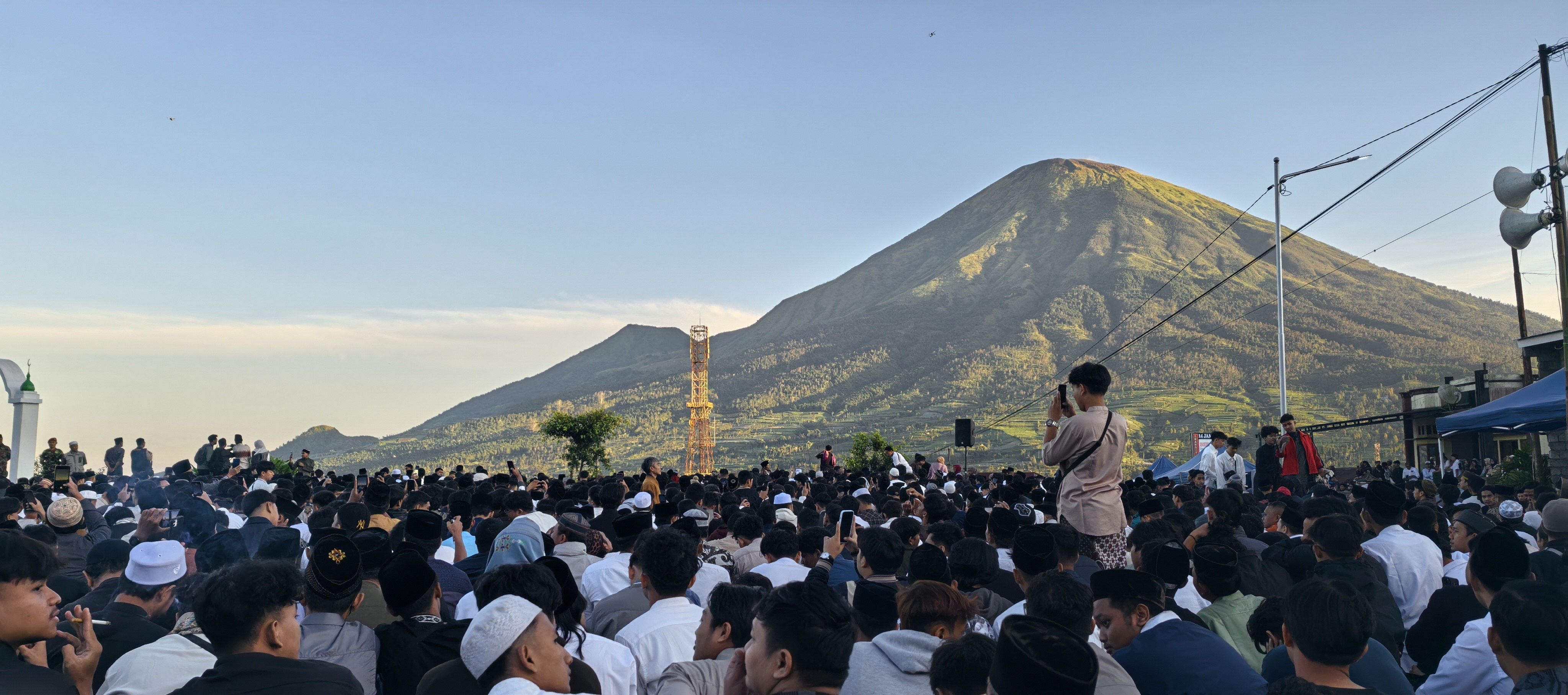 Salat Ied Dikelilingi Pemandangan Gunung Sindoro dan Sumbing di Desa Butuh, Jadi Destinasi Wisata