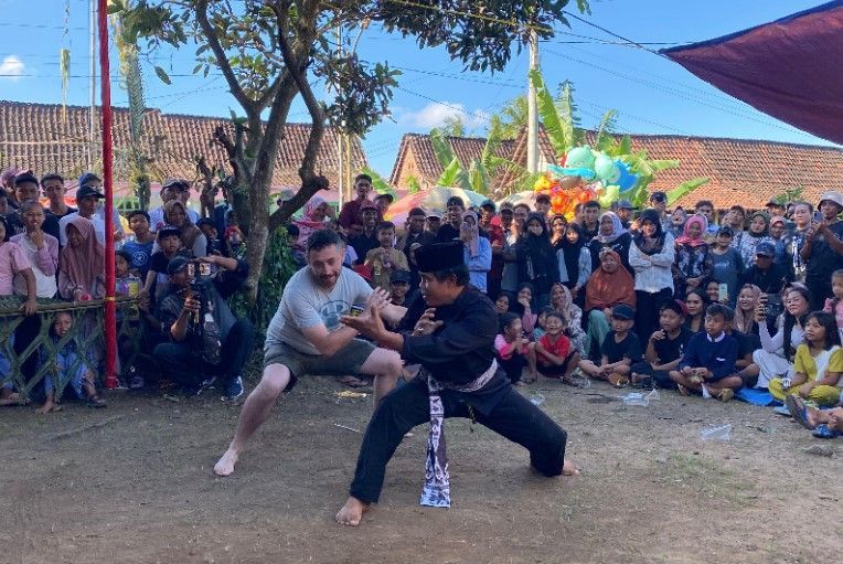 Aksi Spontan Wisatawan Chili di Mencak Sumping Banyuwangi Bikin Penonton Bersorak