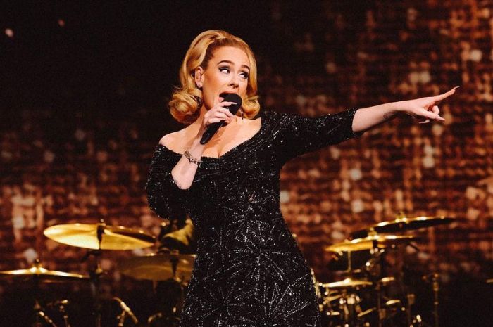 Adele Peringatkan Fans Jangan Buang Benda Apapun ke Panggung: Aku akan Membunuhmu