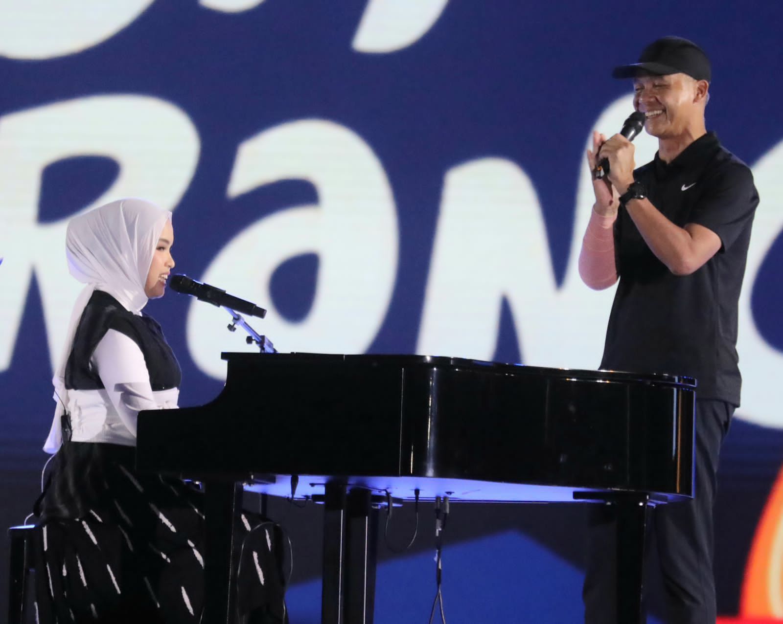 Putri Ariani Nyanyi bareng Ganjar Pranowo dalam Konser di Stadion Manahan Solo