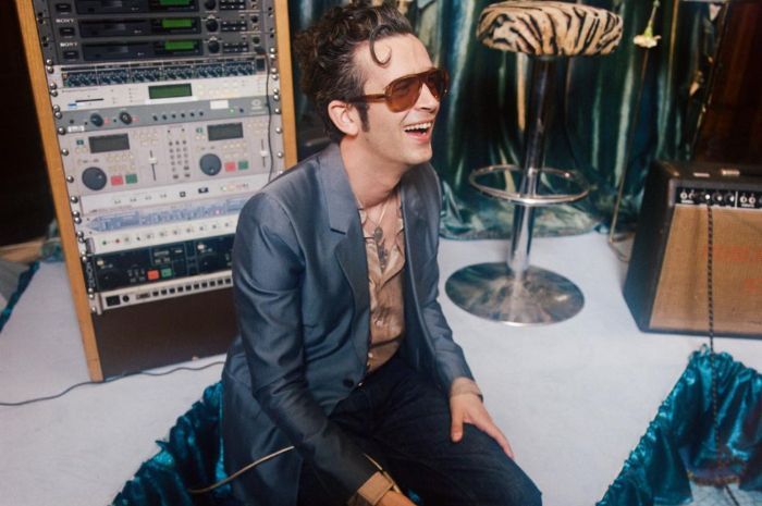 Sebelum Kontroversi di Malaysia, Matty Healy 'The 1975' Cium Satpam Pria saat Konser di Denmark