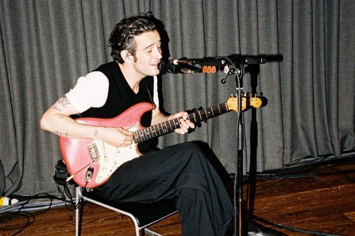 Sederet Aksi Kontroversi Matty Healy ‘The 1975’ saat Konser: Ciuman Sesama Jenis hingga Makan Daging Mentah
