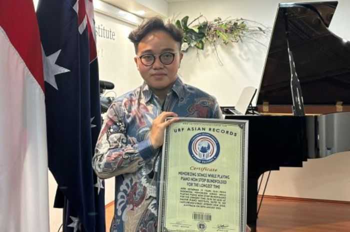 Pianis Indonesia Jeffi Setiawan Raih Rekor Dunia, Main Piano dengan Mata Tertutup Nonstop Terlama