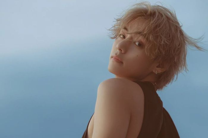 Rilis Hari Ini! V BTS Bagikan Momen Istirahat yang Menyenangkan di MV Terbaru 