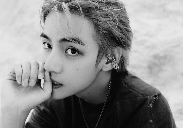 'Layover' V BTS Pecahkan Rekor Penjualan Album Tertinggi oleh Artis Solo di Hari Pertama Penjualannya