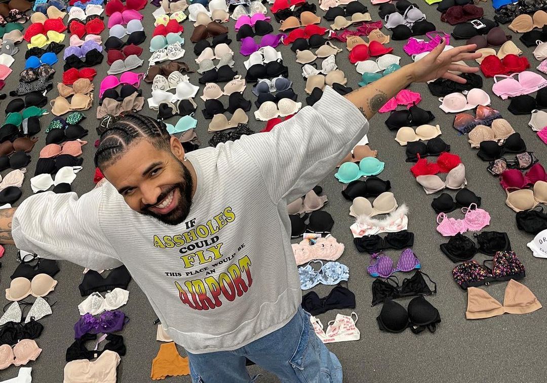 Drake Pamer Koleksi Bra yang Dilempar Penonton Wanita Dari Berbagai Konsernya