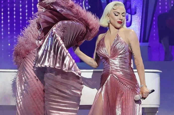 Lady Gaga Dedikasikan Penampilan 'Born This Way' Untuk Korban Penembakan di Las Vegas Tahun 2017