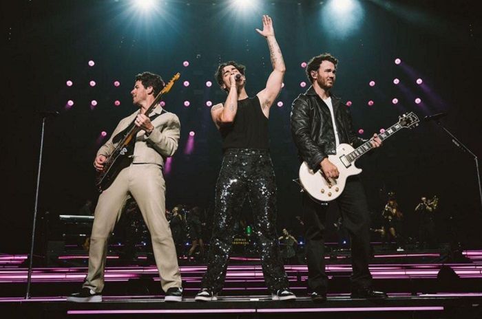 Jonas Brothers Ajak Papa Jonas Buat Nyanyi Bareng Lagu Klasik Eagles di Konser 'The Album'