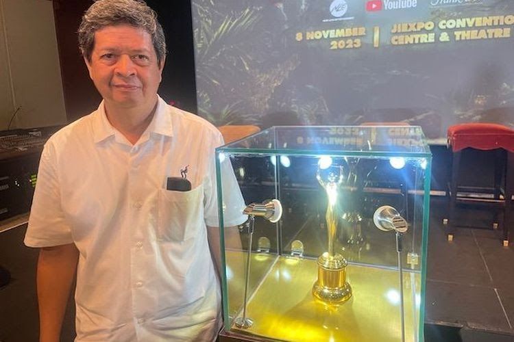 Perkenalkan Piala Terbaru AMI Awards, Ini Piala Bertabur 359 Butir Berlian
