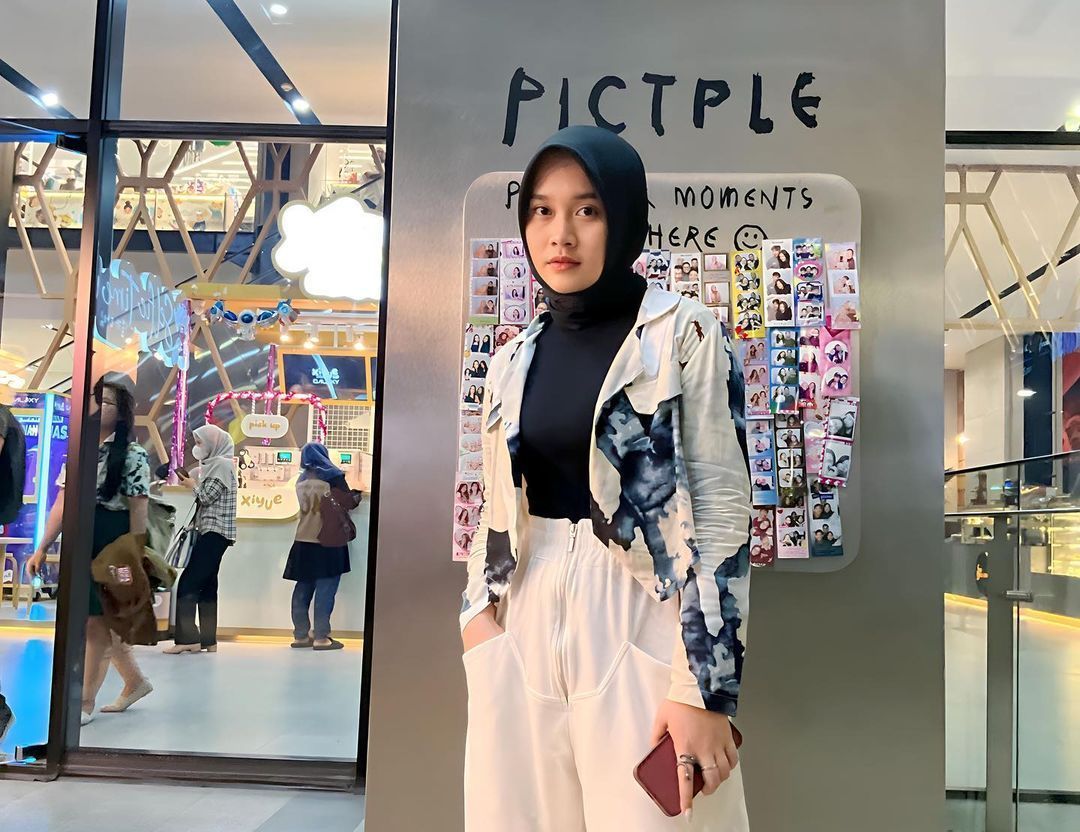 Viral Foto Alma Thania Diduga Lepas Hijab dan Berduaan dengan Seorang Pria Saat Perisapan Manggung