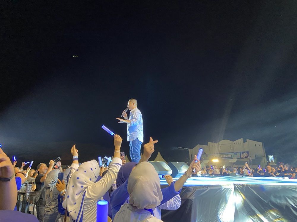 Pasha Ungu Bikin Hanyut Penonton Lewat Lagu Masa Lalu di Konser Birukan Langit Indonesia Ponorogo