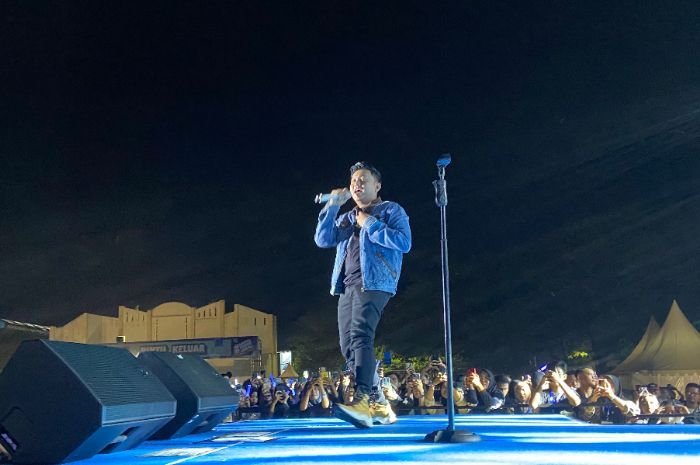 Denny Caknan Bikin Ambyar Penonton di Konser Birukan Langit Indonesia Ponorogo