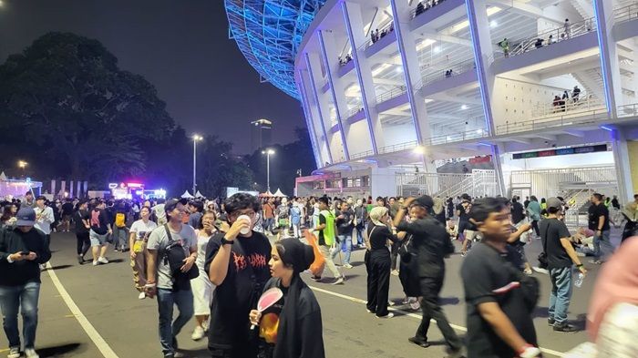 Suasana Terkini di GBK Jelang Konser Coldplay, Ada yang Datang dari Jam 1 Siang