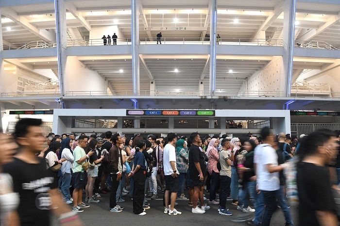 Viral Gate Ultimate Konser Coldplay Jebol, Massa Berbondong-bondong Masuk GBK