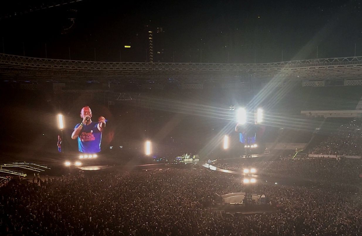 Gak Mau Ketinggalan, Chris Martin Ikut-ikutan Pinjam Seratus
