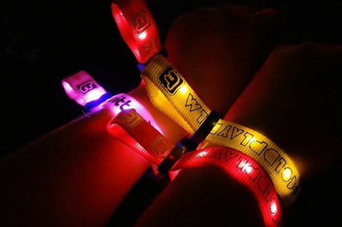 Parah, Indonesia Jadi Negara Paling Rendah Pengembalian Gelang Konser Coldplay