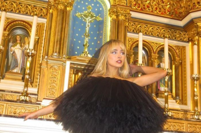 Pendeta Katolik Dipecat Usai Beri Izin Sabrina Carpenter Syuting MV 