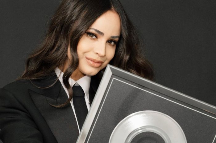Sofia Carson Raih Penghargaan Platinum Netflix untuk Soundtrack 'Purple Heart'
