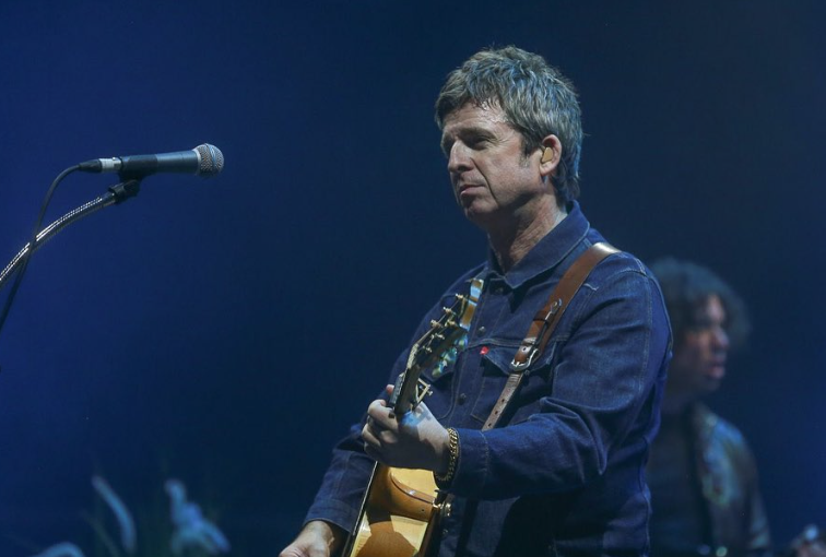 Noel Gallagher Terima Ribuan Hadiah dari Fans Saat di Korea, Harus Bayar Segini Bila Mau Bawa Pulang Semua