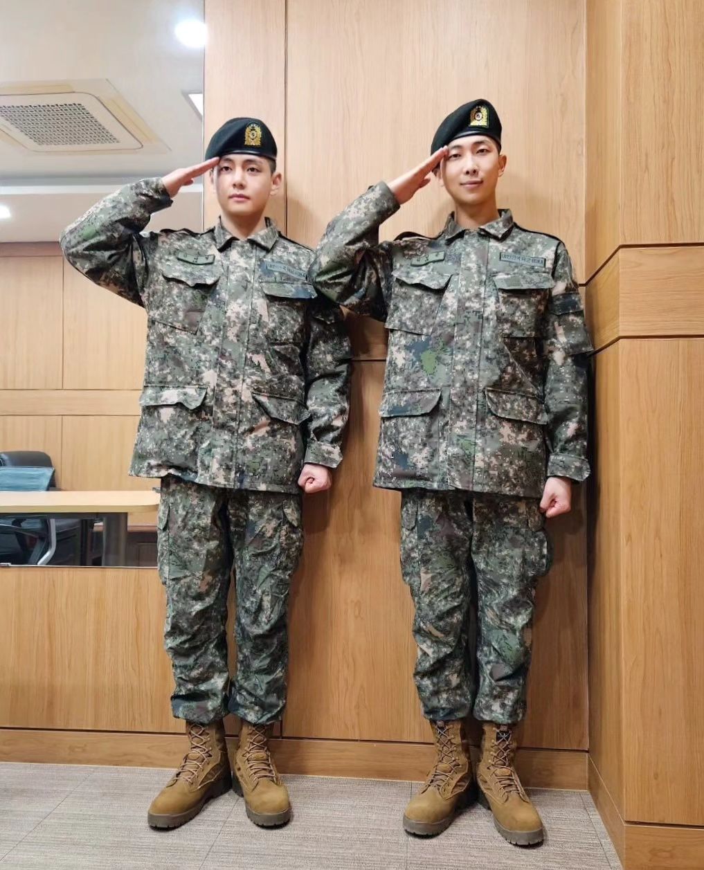 RM dan V BTS Dapat Penghargaan Trainee Elit Usai Selesaikan Pelatihan Dasar Militer