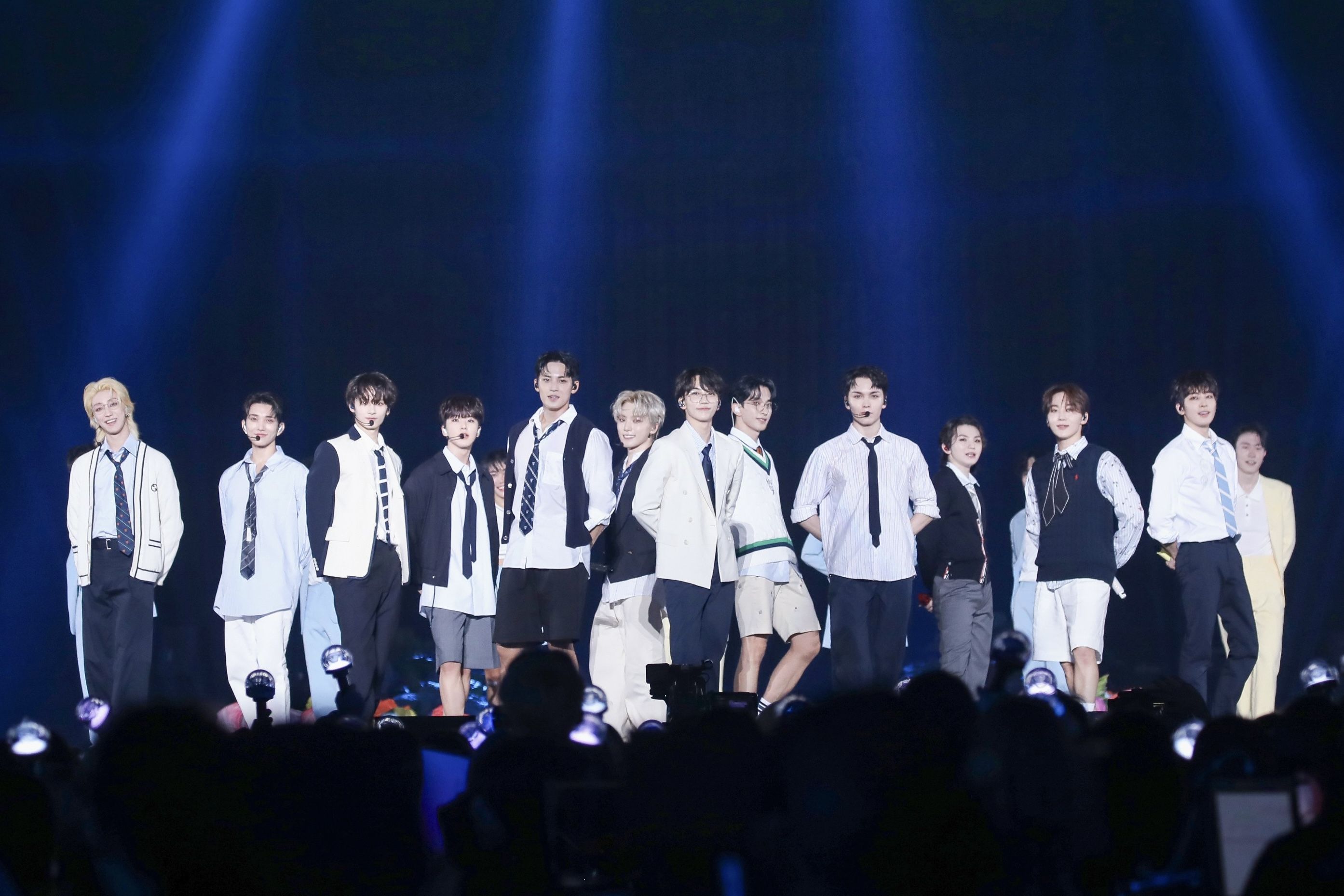 SEVENTEEN Beri Kejutan untuk CARAT, Remix 'Super' dan Warnai Namsan Tower dengan Rose Quartz Serenity